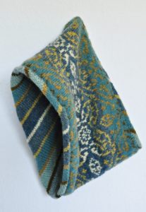 Flying Dolphin Cowl – handgestrickter Fair-Isle-Loop aus Shetlandwolle, Double-Face-Design